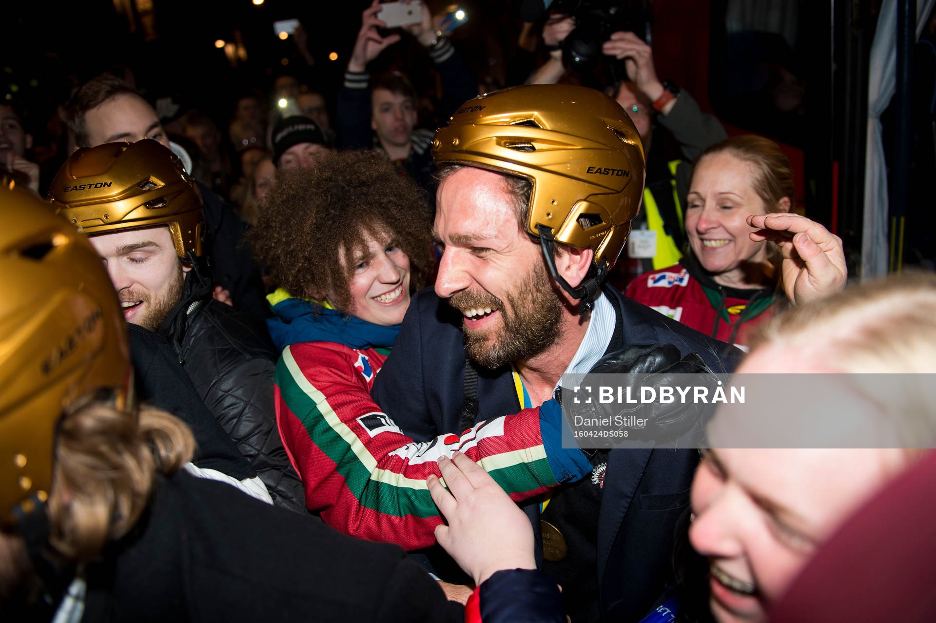 Joel Lundqvist kramas om av supportrar