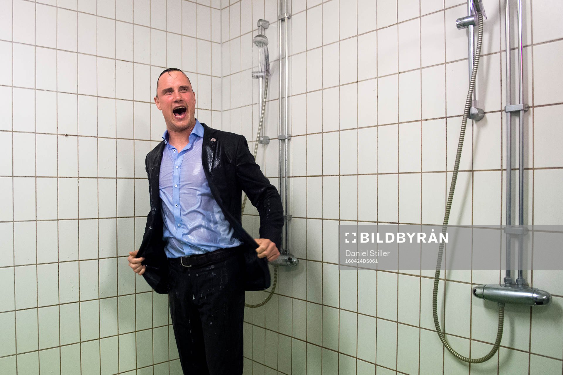 Frölundas tränare Roger Rönnberg blir duschad