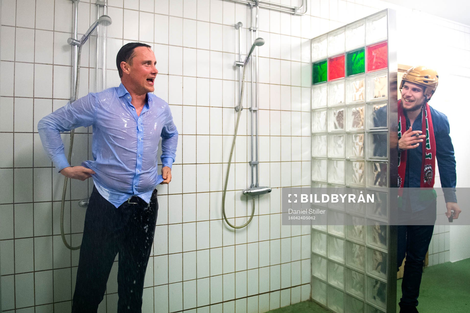 Frölundas tränare Roger Rönnberg blir duschad
