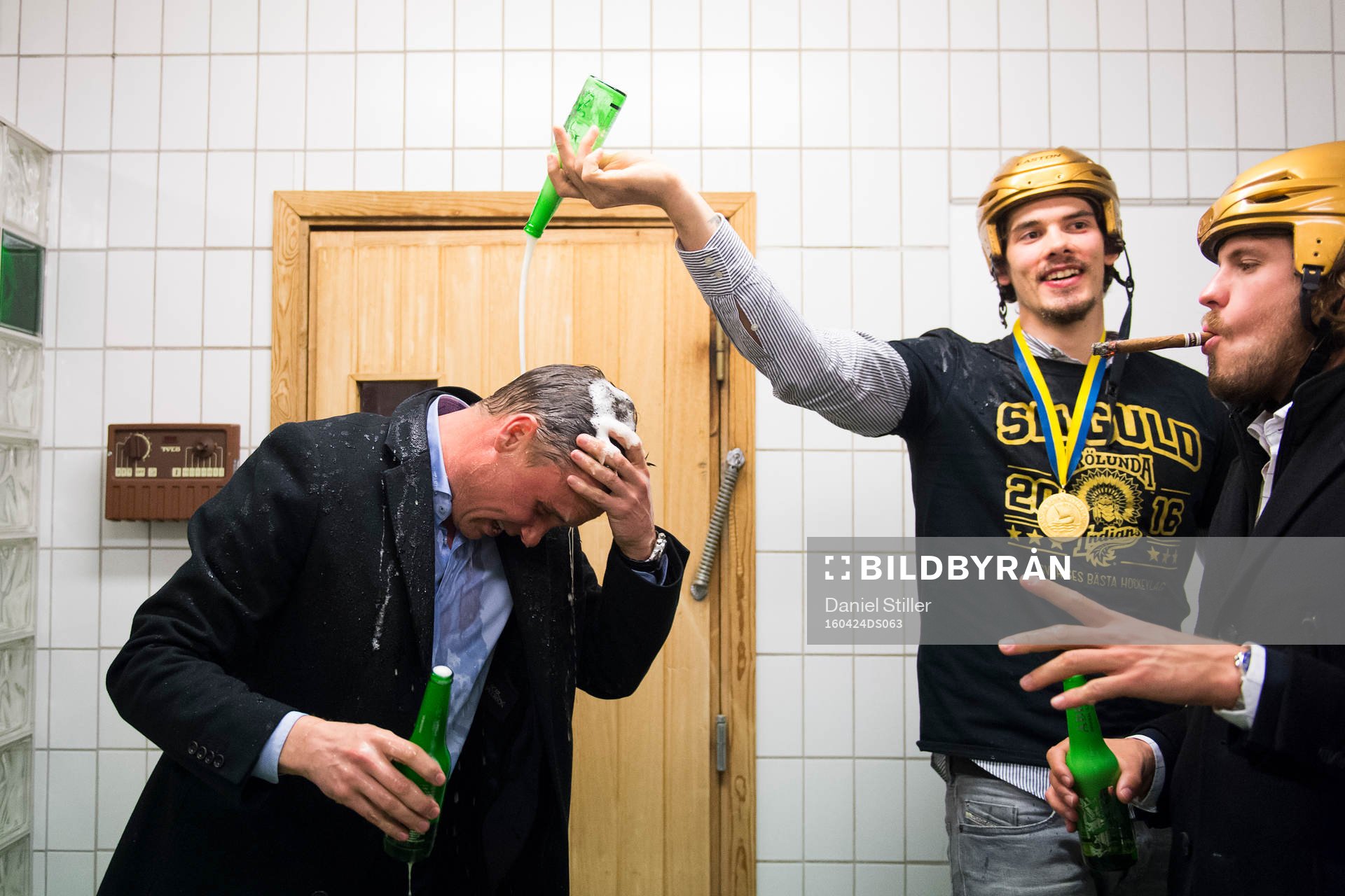 Frölundas tränare Roger Rönnberg påväg att bli duschad