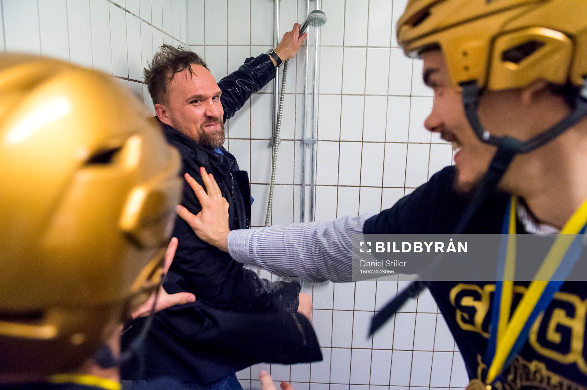 GPs reporter Johan Rylander blir duschad av Oliver Lauridsen