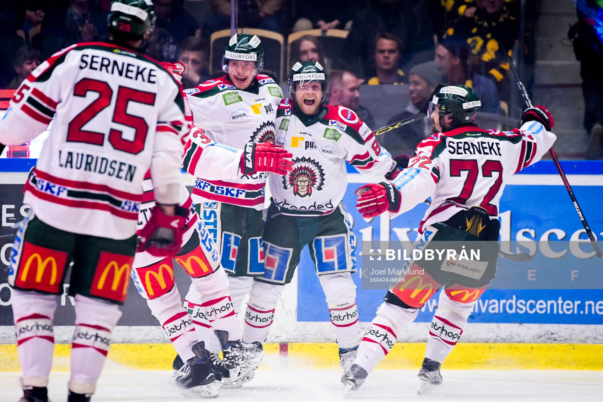 Frölundas Artturi Lehkonen och Ryan Lasch jublar
