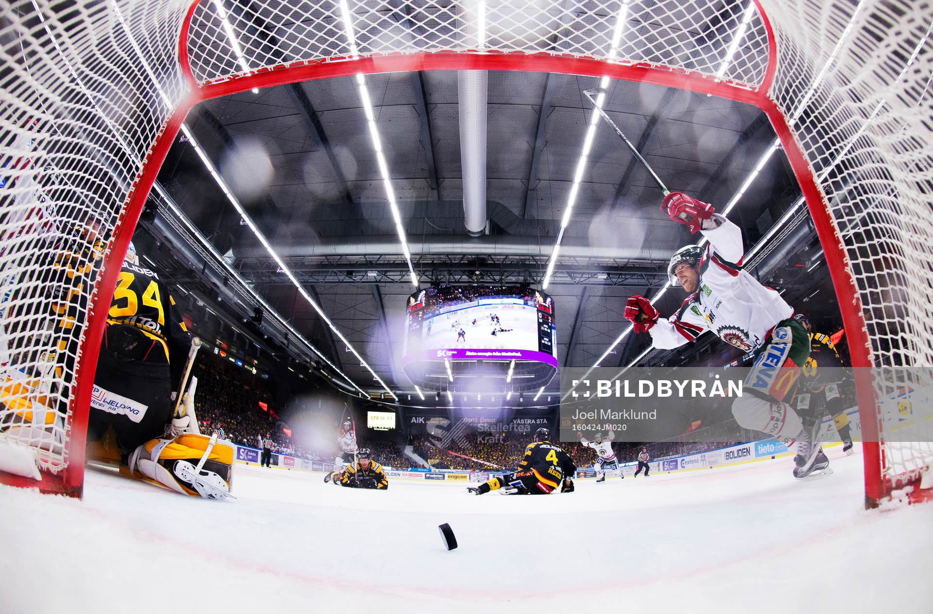 Frölundas Ryan Lasch jublar när 0-3-pucken från Artturi
