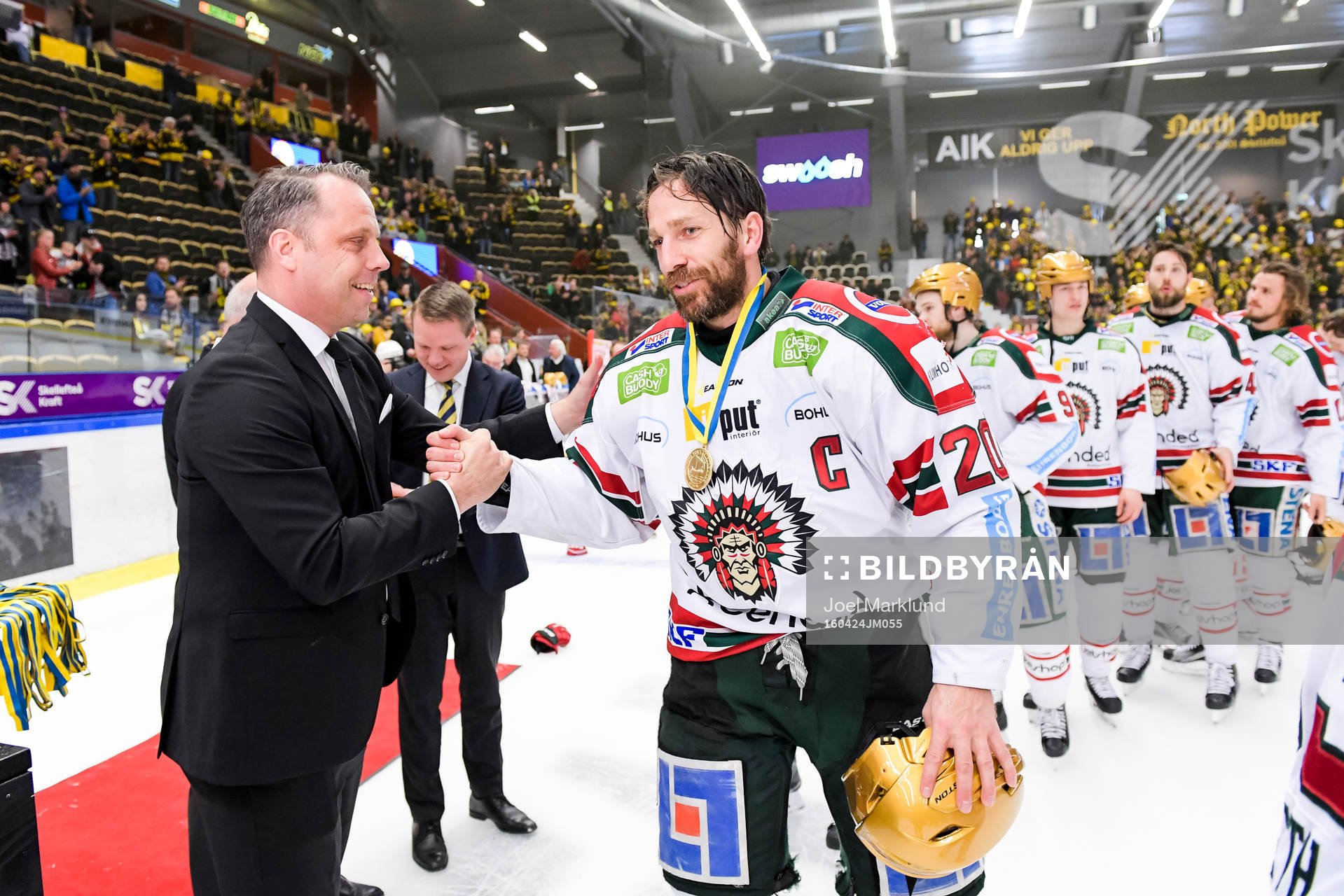 Frölundas Joel Lundqvist gratuleras av SHLs VD Jörgen