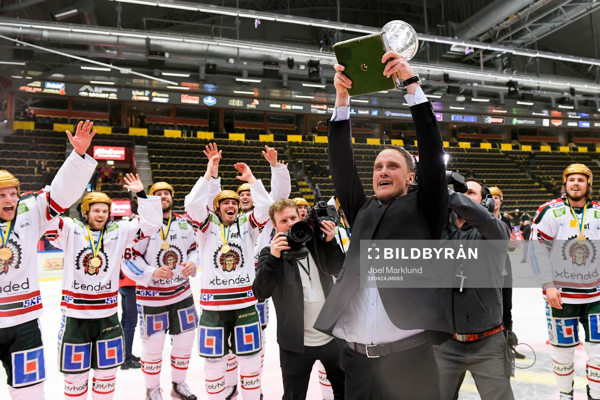 Frölundas tränare Roger Rönnberg  jublar