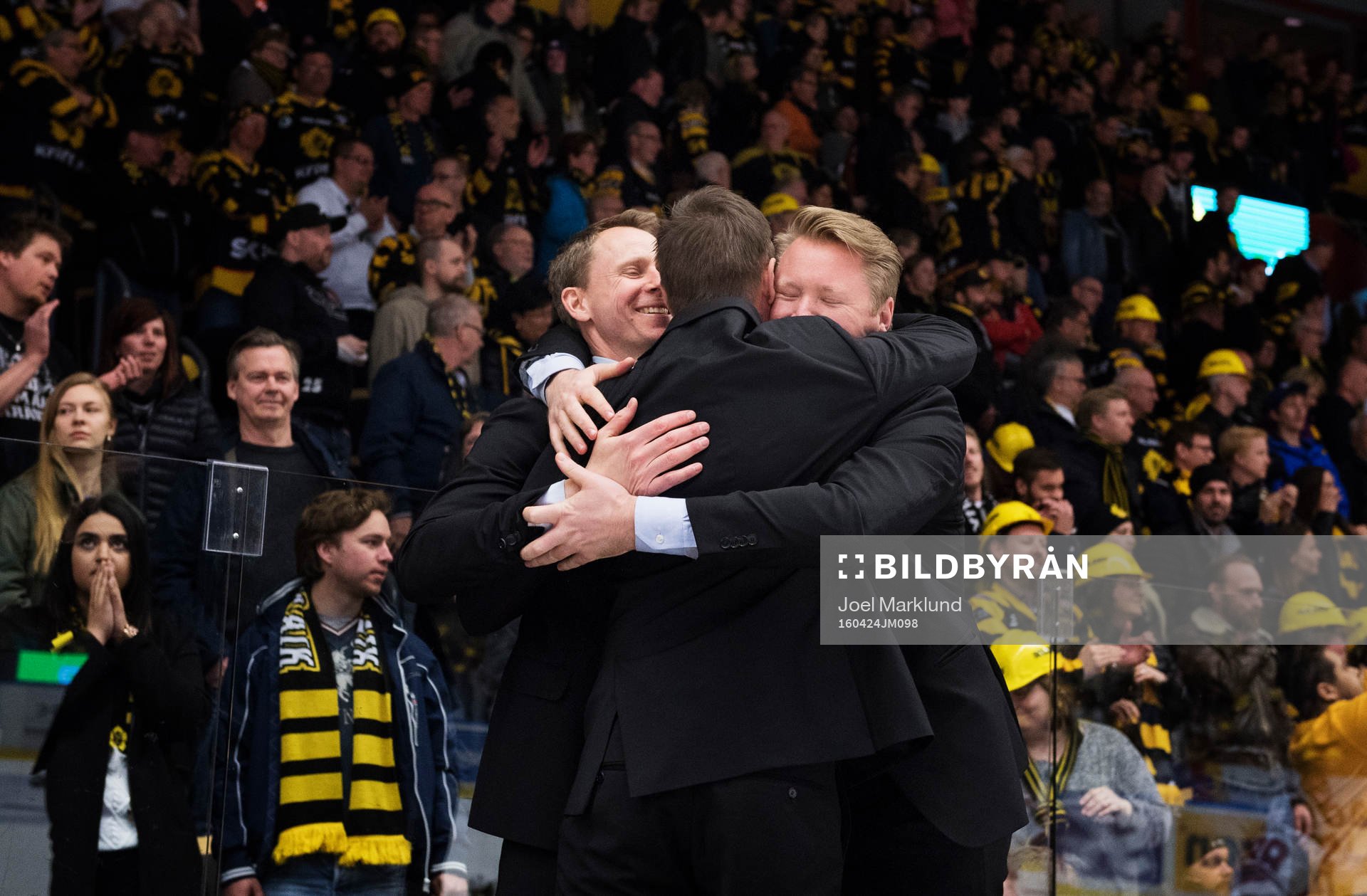 Frölundas tränare med Roger Rönnberg i mitten kramar om