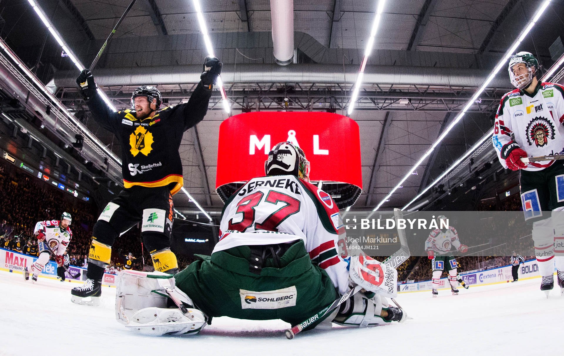 Skellefteås Martin Lundberg jublar när 1-3-reduceringen