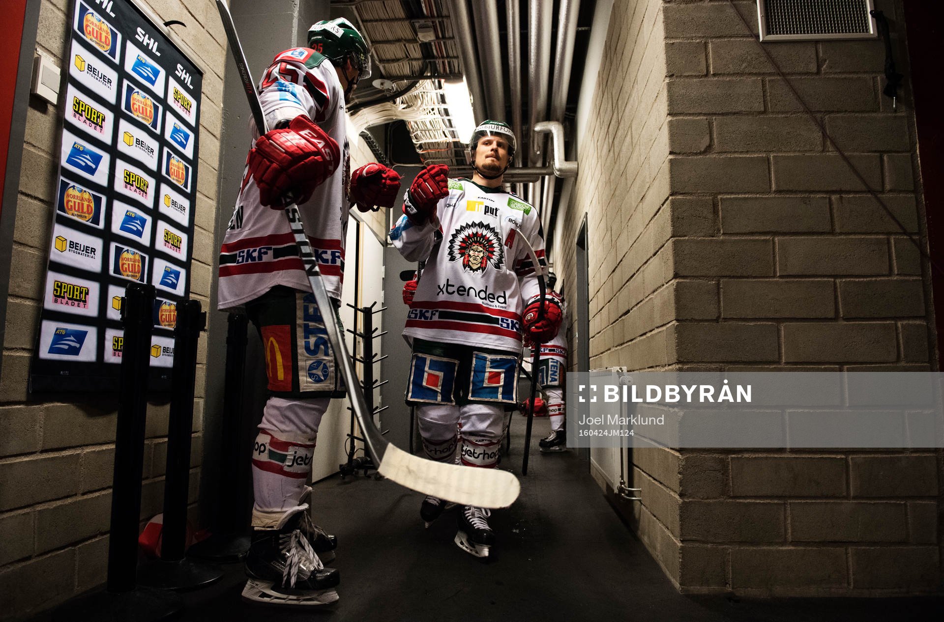 Frölundas Oliver Lauridsen och Nicklas Lasu på väg ut