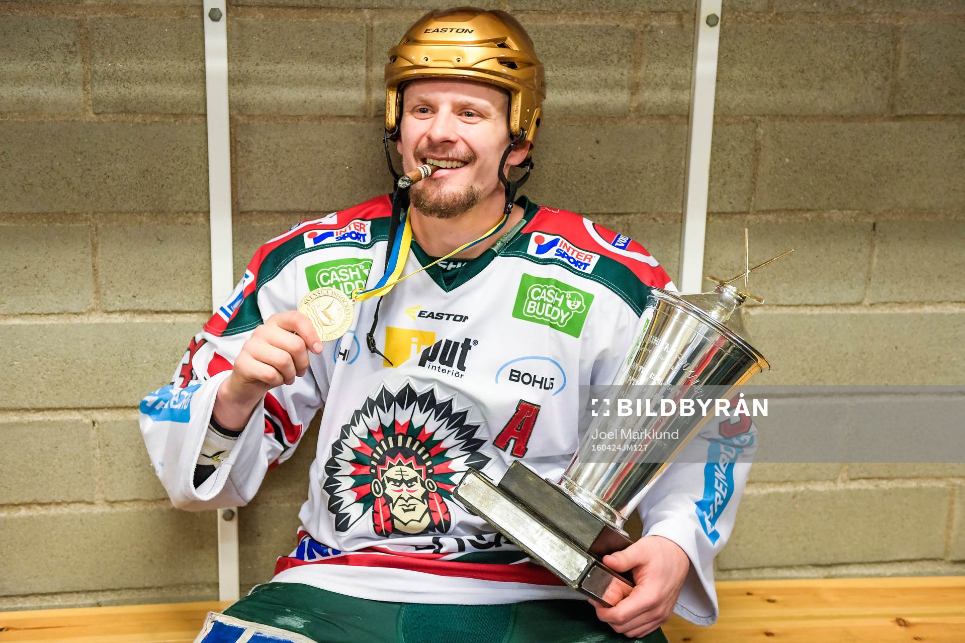 Frölundas Nicklas Lasu  jublar med pokalen och cigarr