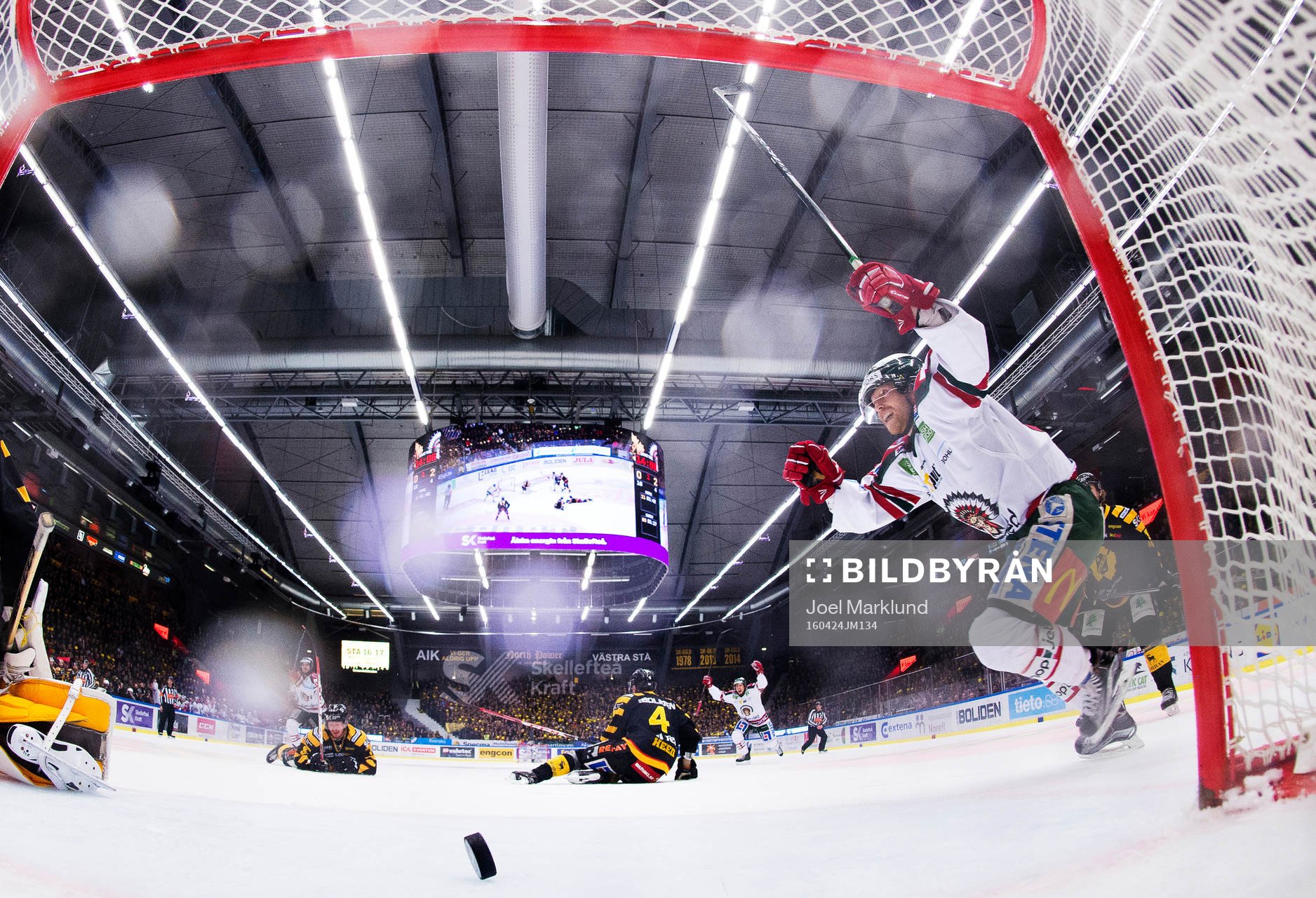Frölundas Ryan Lasch jublar när 0-3-pucken från Artturi