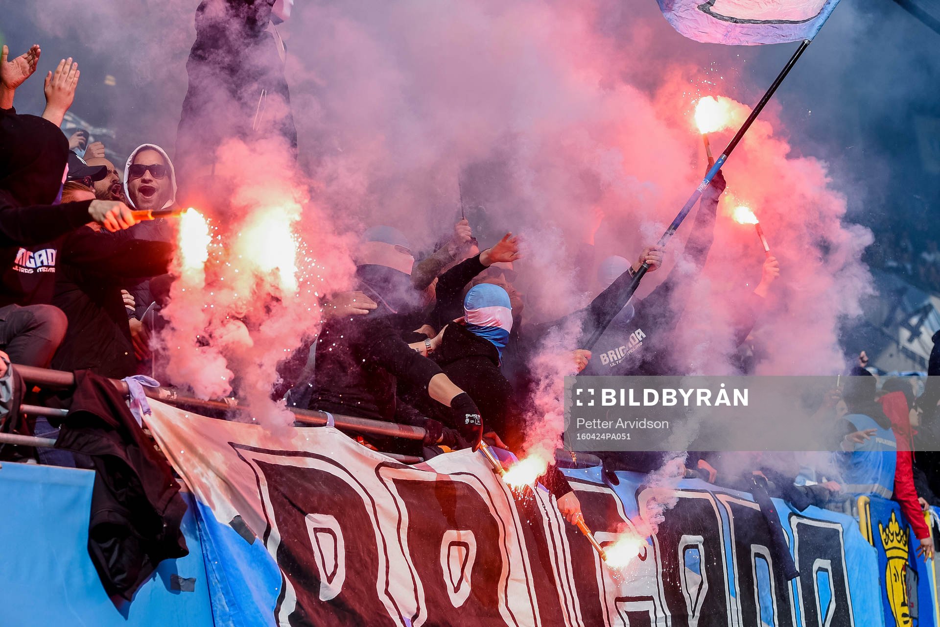 Malmö FFs supportrar med bengaler