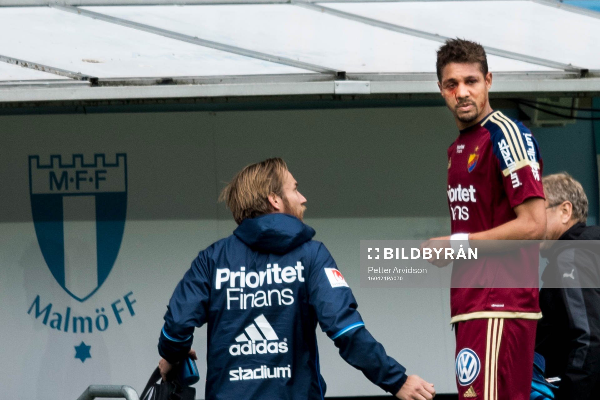 Djurgårdens Mathias Ranegie blöder från huvudet när han