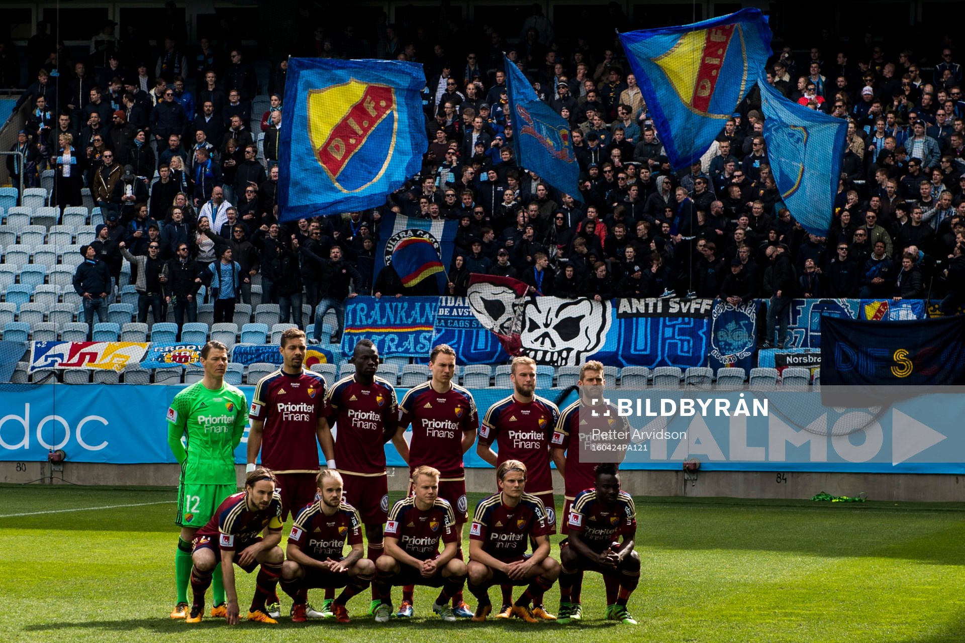 Djurgårdens spelare ställer upp för en lagbild