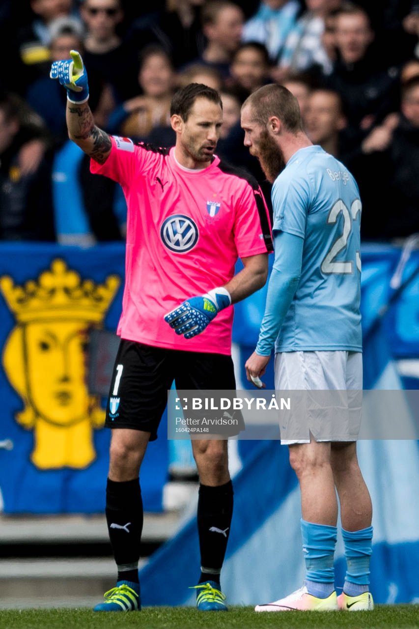 Malmö FFs målvakt Johan Wiland i samtal med Jo Inge Berget