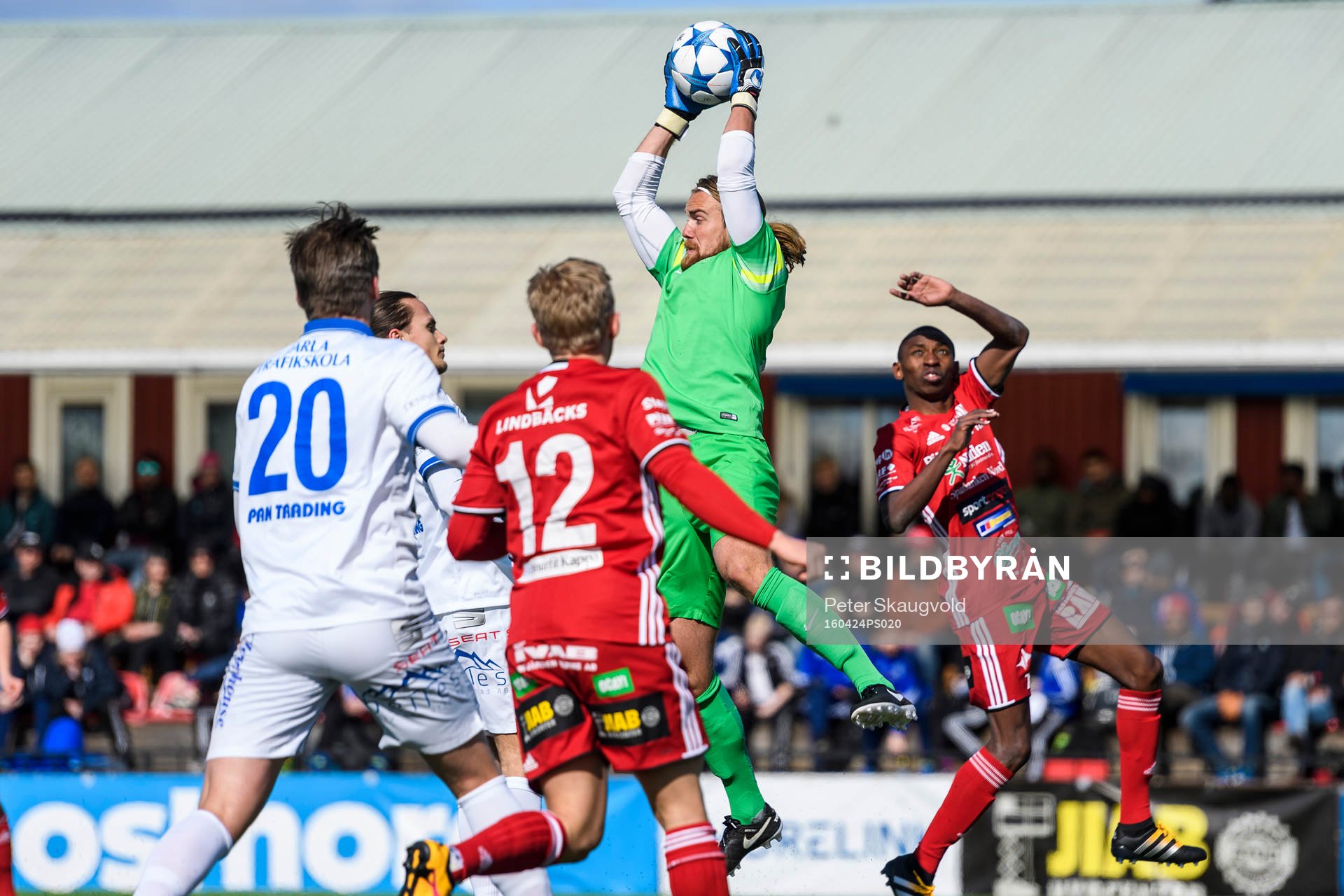 Akropolis målvakt Simon Lundgren plockar ner en höjdboll