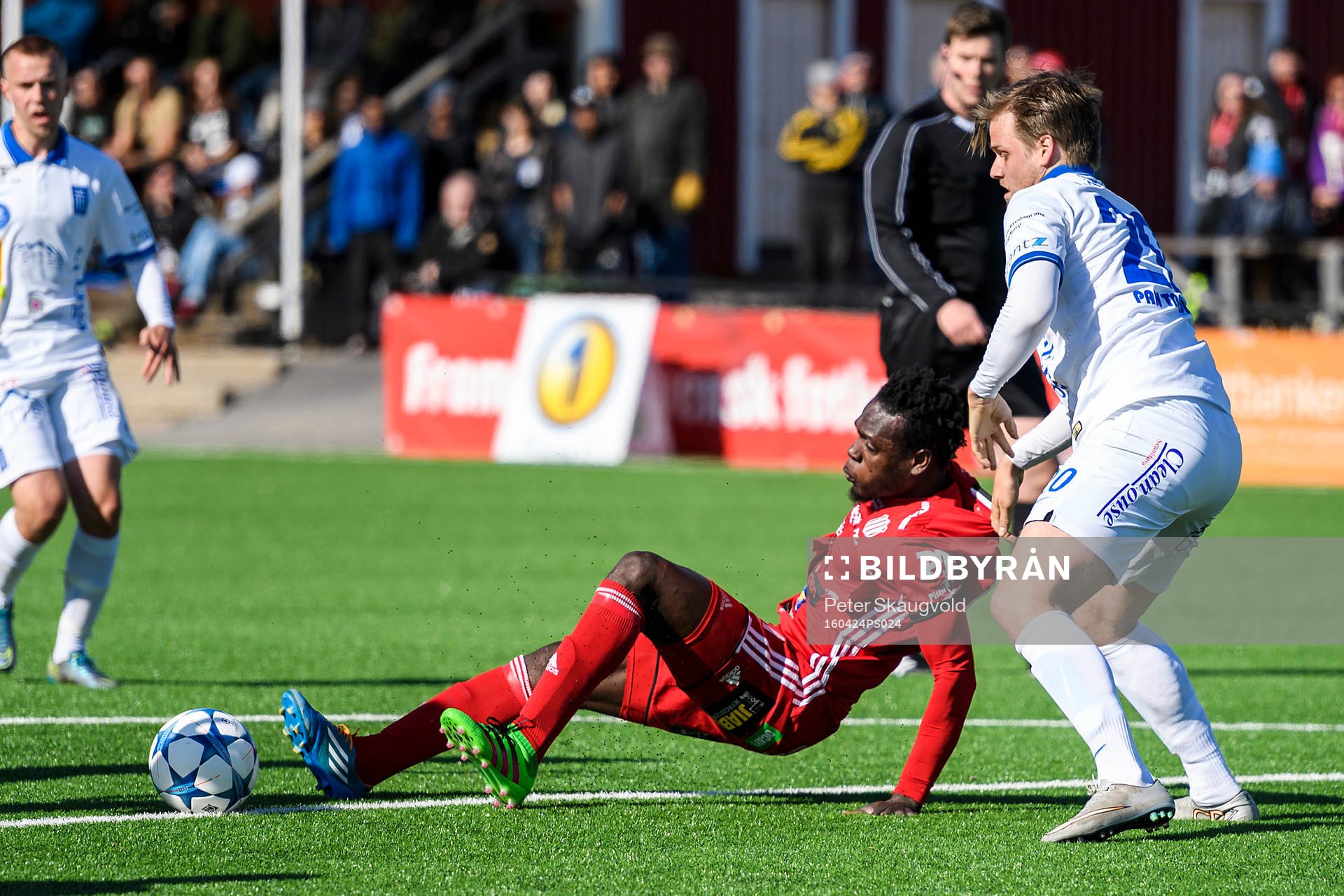 Piteå IF:s Tetteh Komey ramlar i en närkamp med Akropolis Felix Pettersson under fotbollsmatchen i division 1 norra mellan Piteå och Akropolis den 24 april 2016 i Piteå.