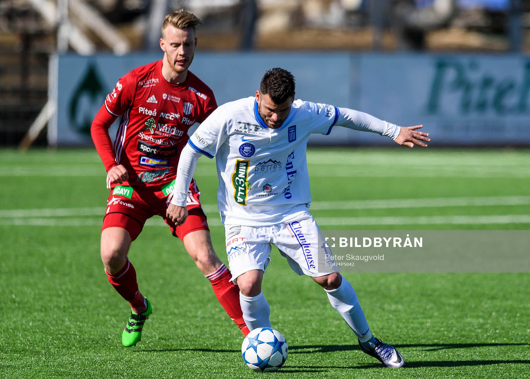 Piteå IF:s William Olausson och Akropolis Dimitrios Sialmas under fotbollsmatchen i division 1 norra mellan Piteå och Akropolis den 24 april 2016 i Piteå.