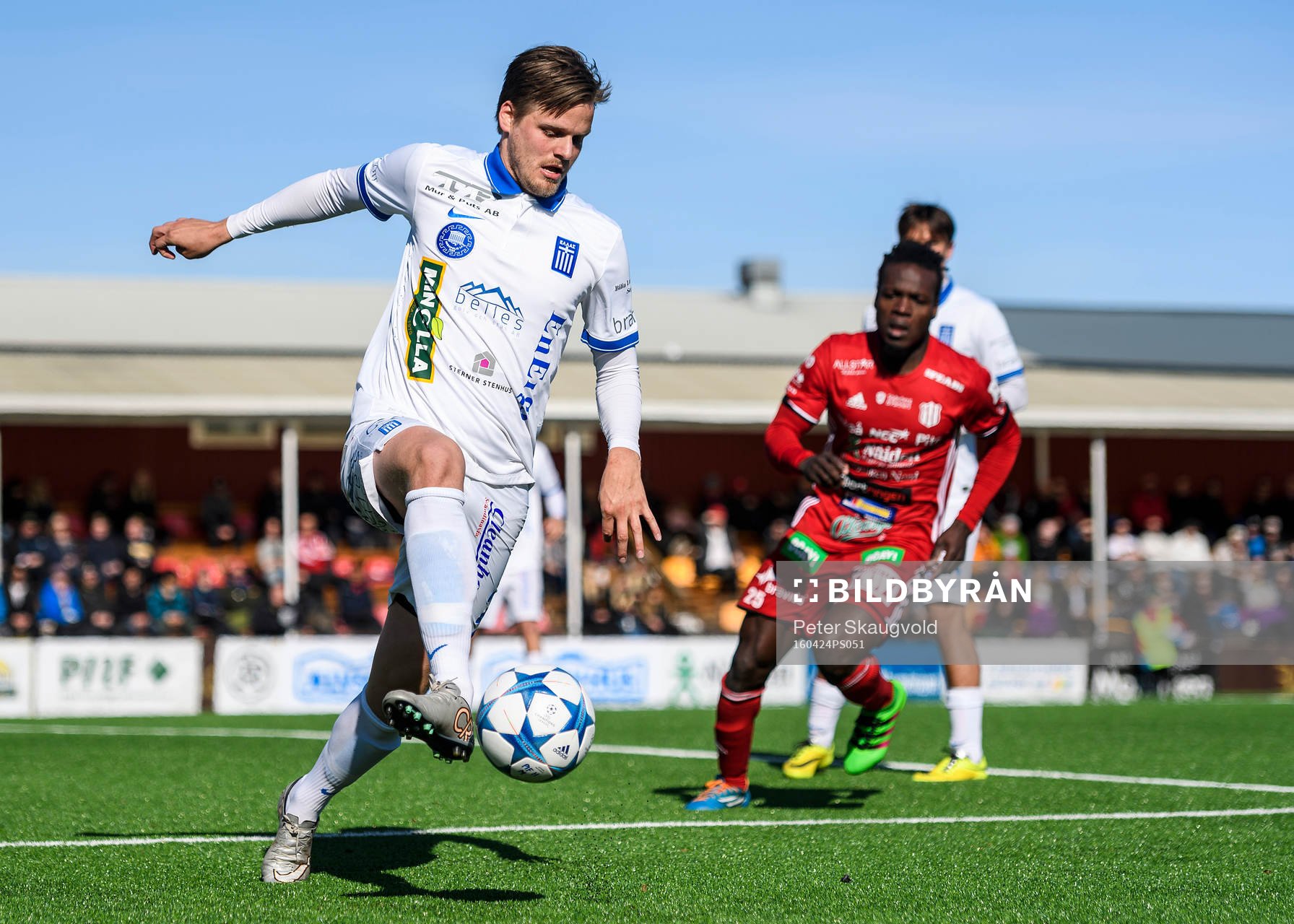 Akropolis Felix Pettersson under fotbollsmatchen i division 1 norra mellan Piteå och Akropolis den 24 april 2016 i Piteå.