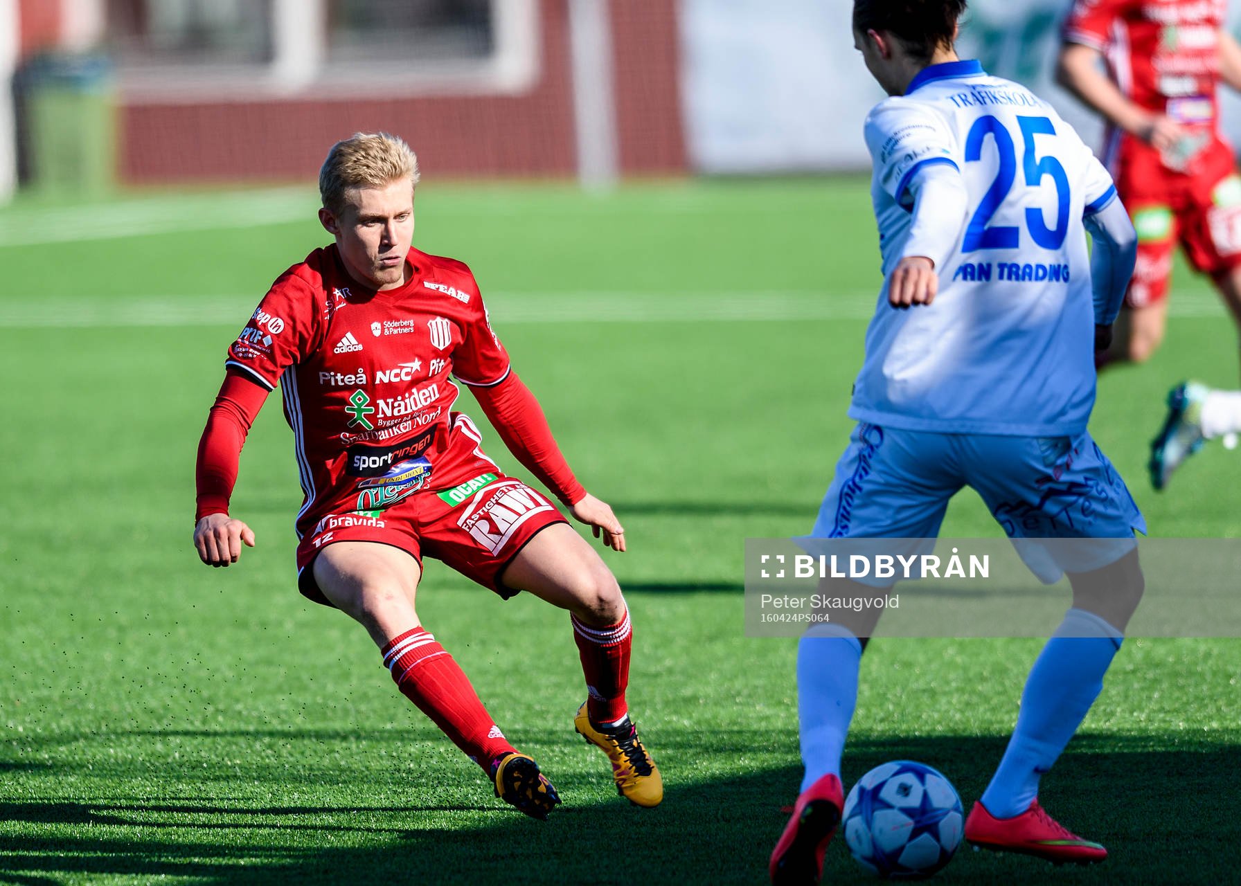 Piteå IF:s Gustav Rönnbäck-Wallin under fotbollsmatchen i division 1 norra mellan Piteå och Akropolis den 24 april 2016 i Piteå.