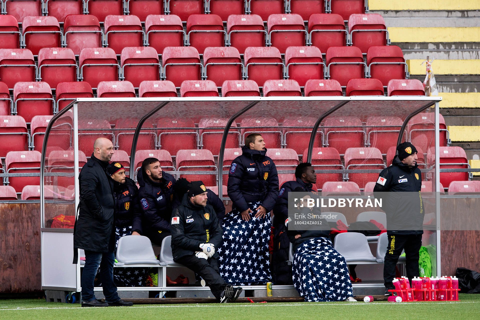 Syrianskas bänk under fotbollsmatchen i Superettan mellan Syrianska och Varberg den 24 april i Södertälje.