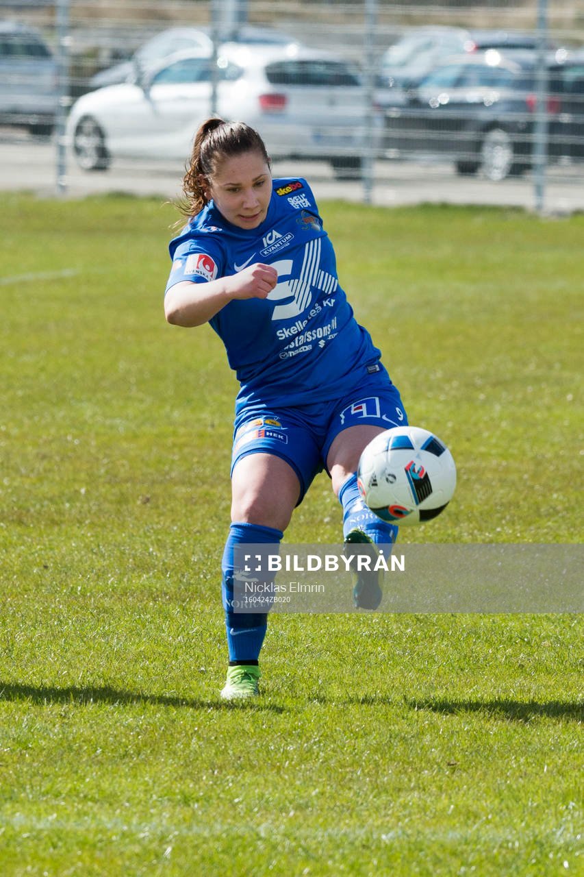 Sunnanås Annina Wede  fotbollsmatchen i elitettan mellan