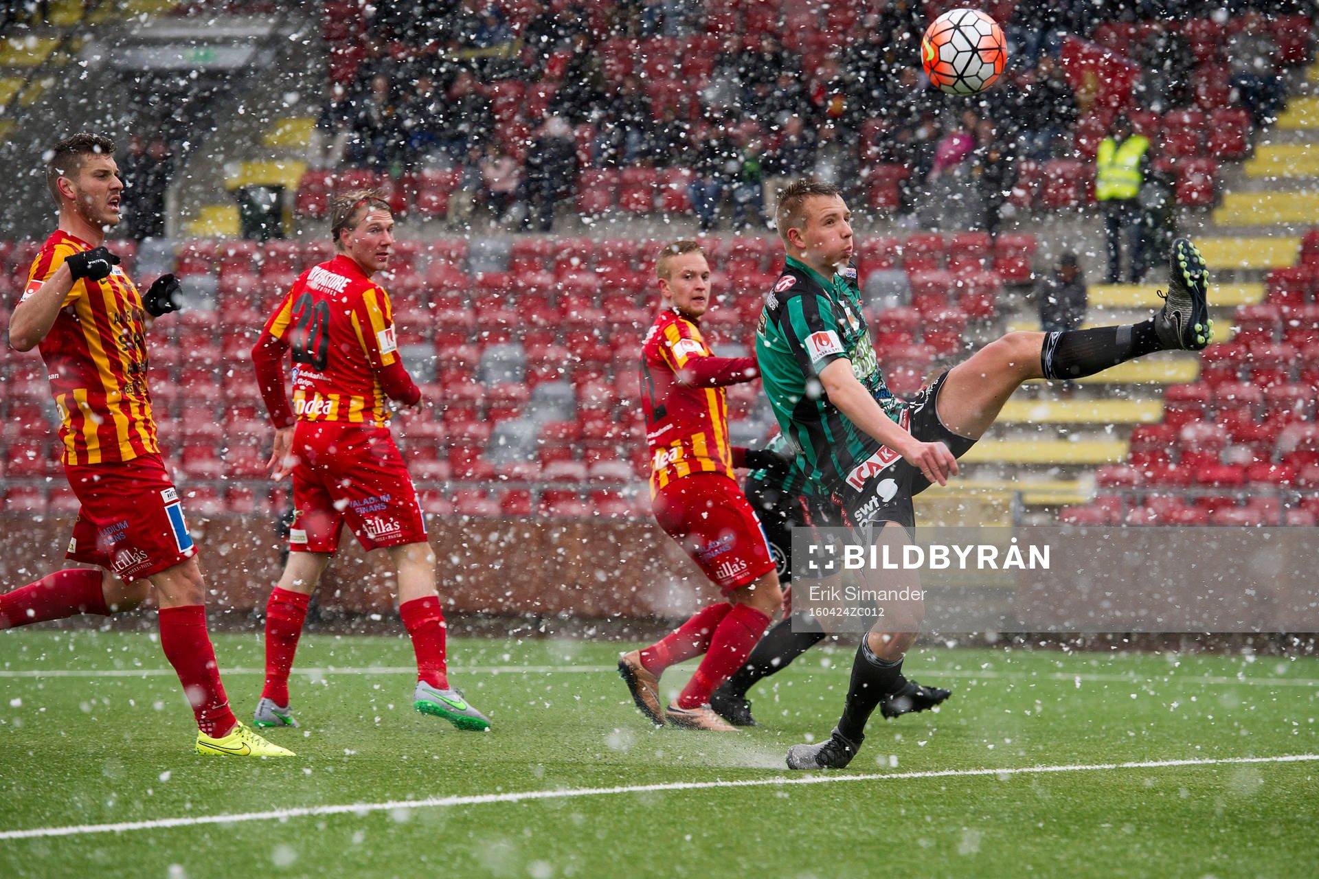 Varbergs Ivan Näsberg tar emot bollen i straffområdet