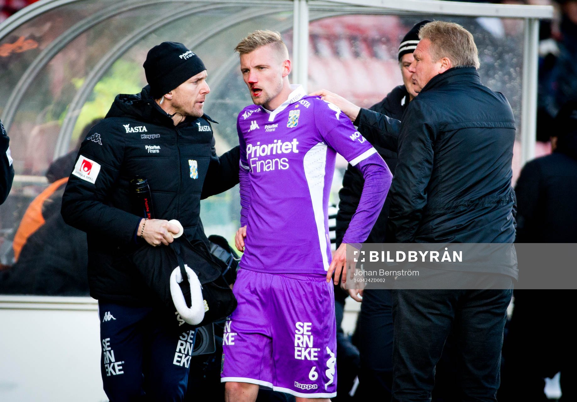 IFK Göteborgs Sebastian Eriksson blöder näsblod och