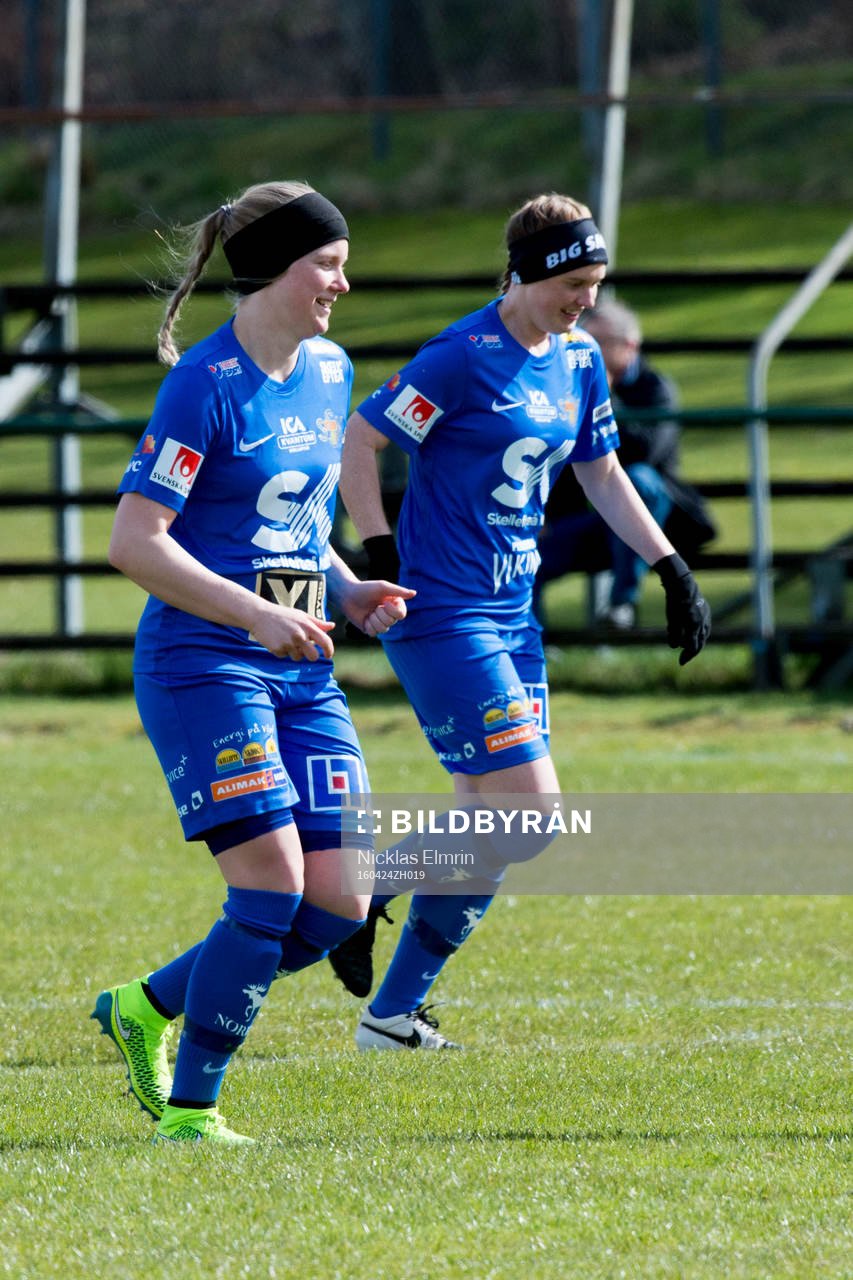 Sunnanås Lina Finnholm och Ashley Nicol  fotbollsmatchen i Elitettan mellan Hovås Billdal och Sunnanå den 24 april 2016 i Hovås.