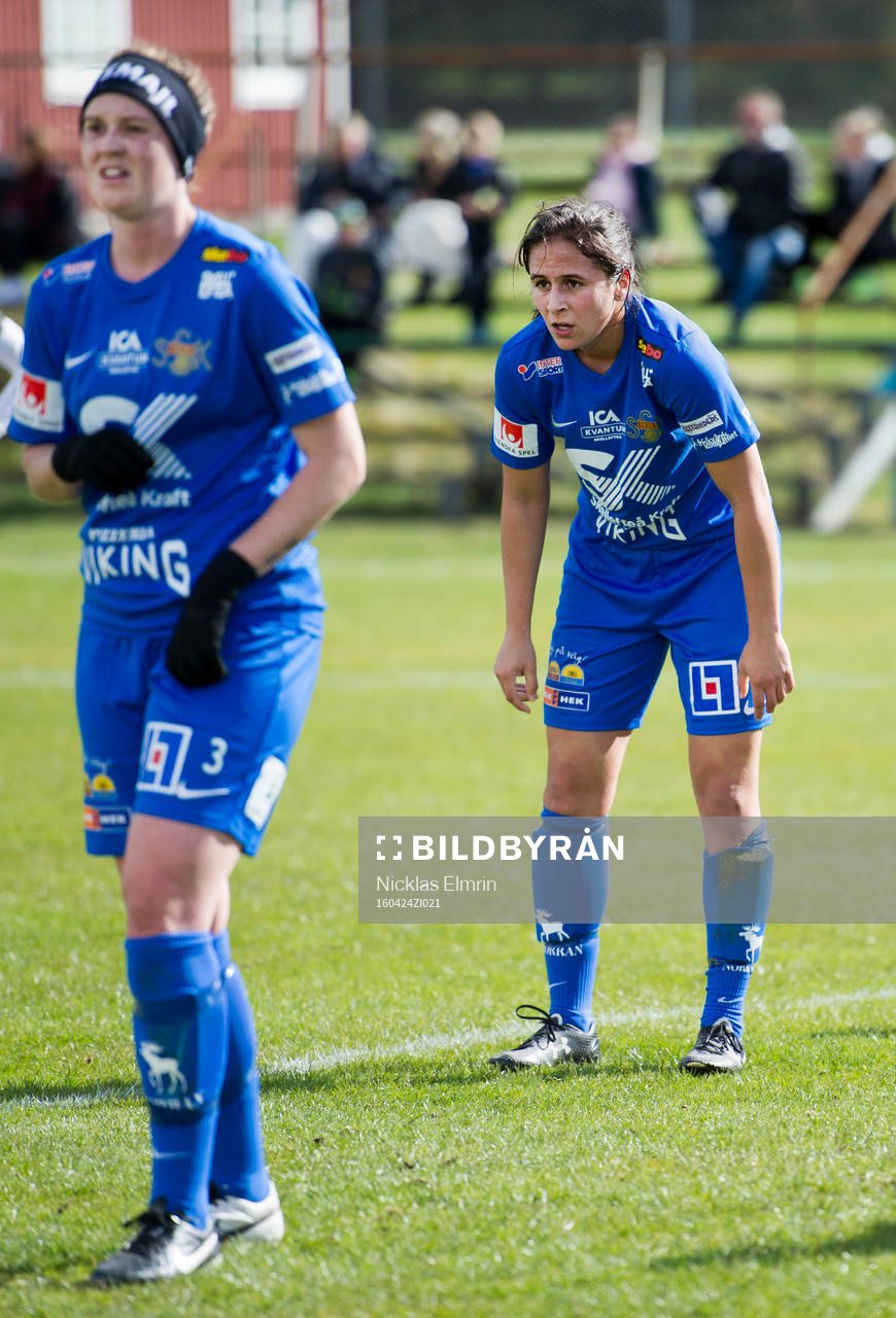 Sunnanås Taylor Leach och i förgrunden Ashley Nicol fotbollsmatchen i Elitettan mellan Hovås Billdal och Sunnanå den 24 april 2016 i Hovås.