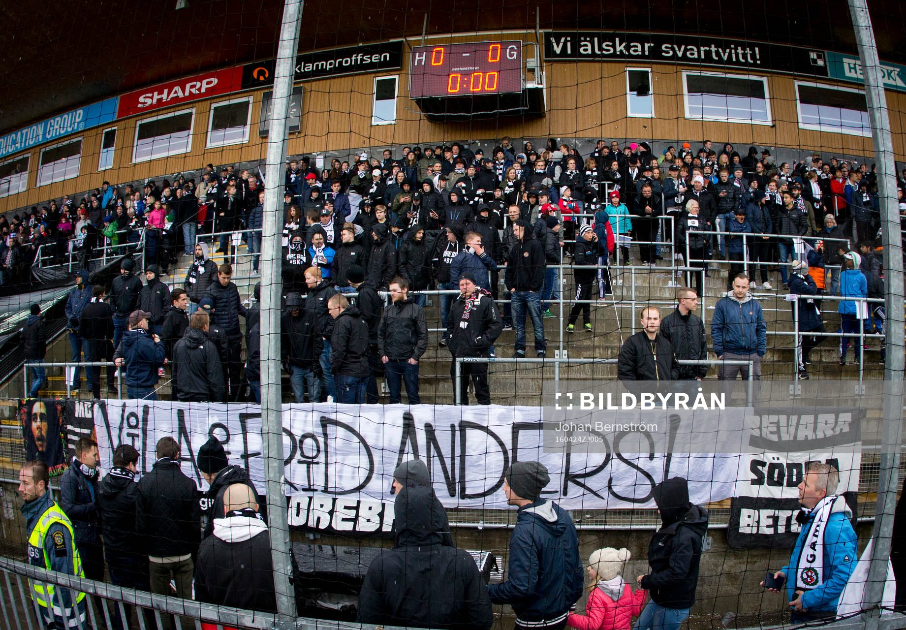 Örebrofansen med en banderoll för att hylla