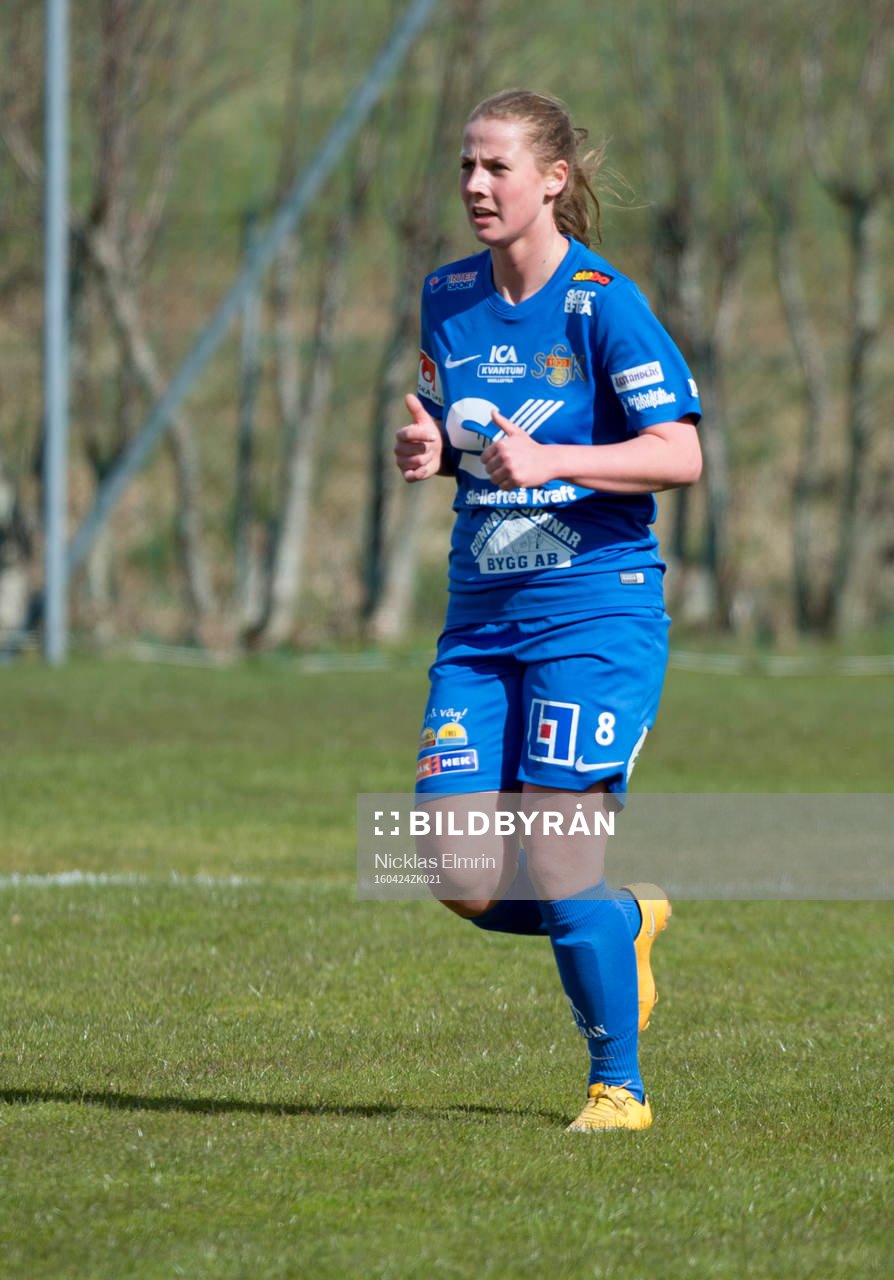 Sunnanås Olivia Holm   fotbollsmatchen i Elitettan mellan