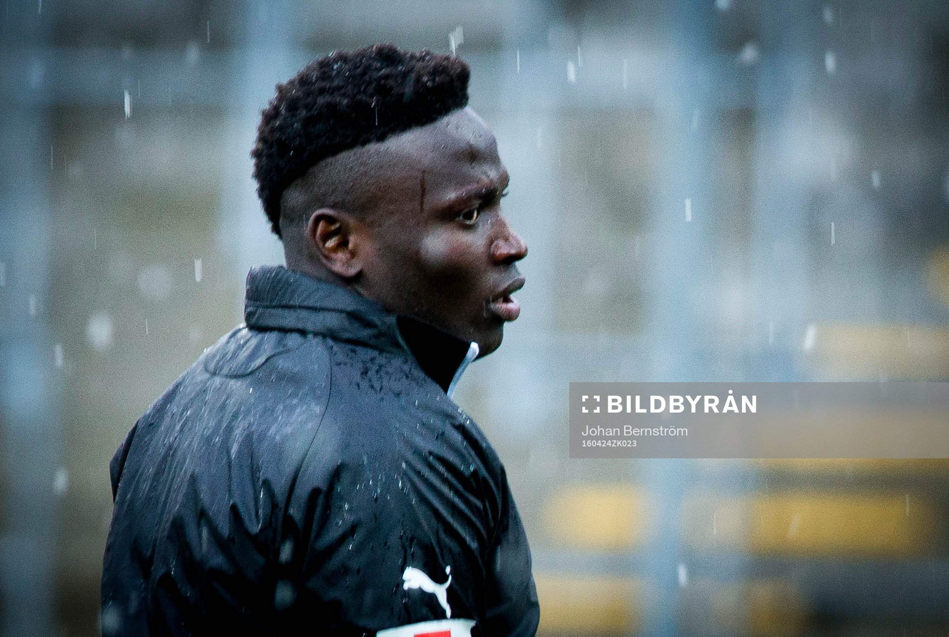 Örebros Alhassan Kamara med snö i bakgrunden