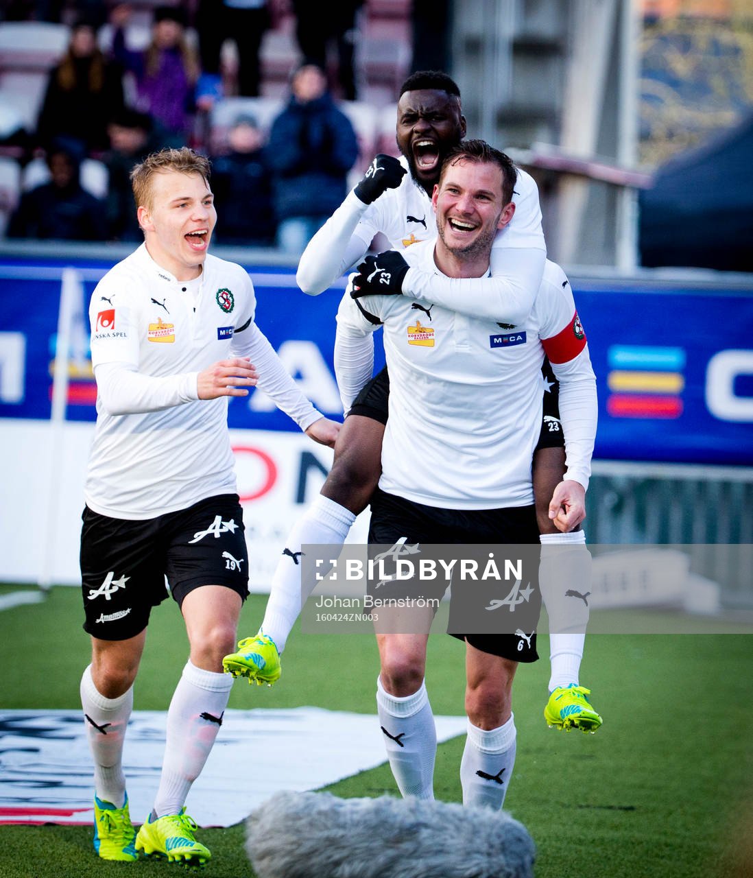 Örebros Maic Sema gör 3-2 och jublar med Robert Åhman
