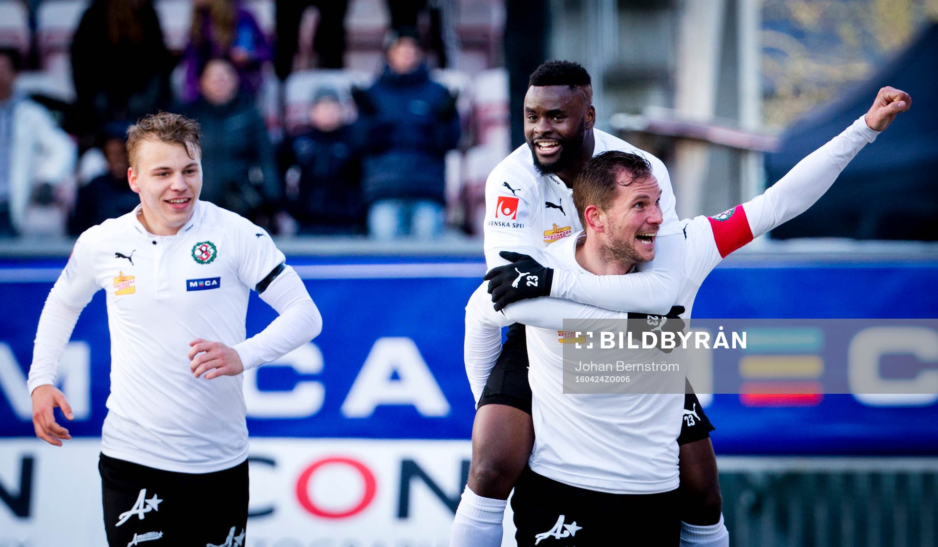 Örebros Maic Sema gör 3-2 och jublar med Robert Åhman