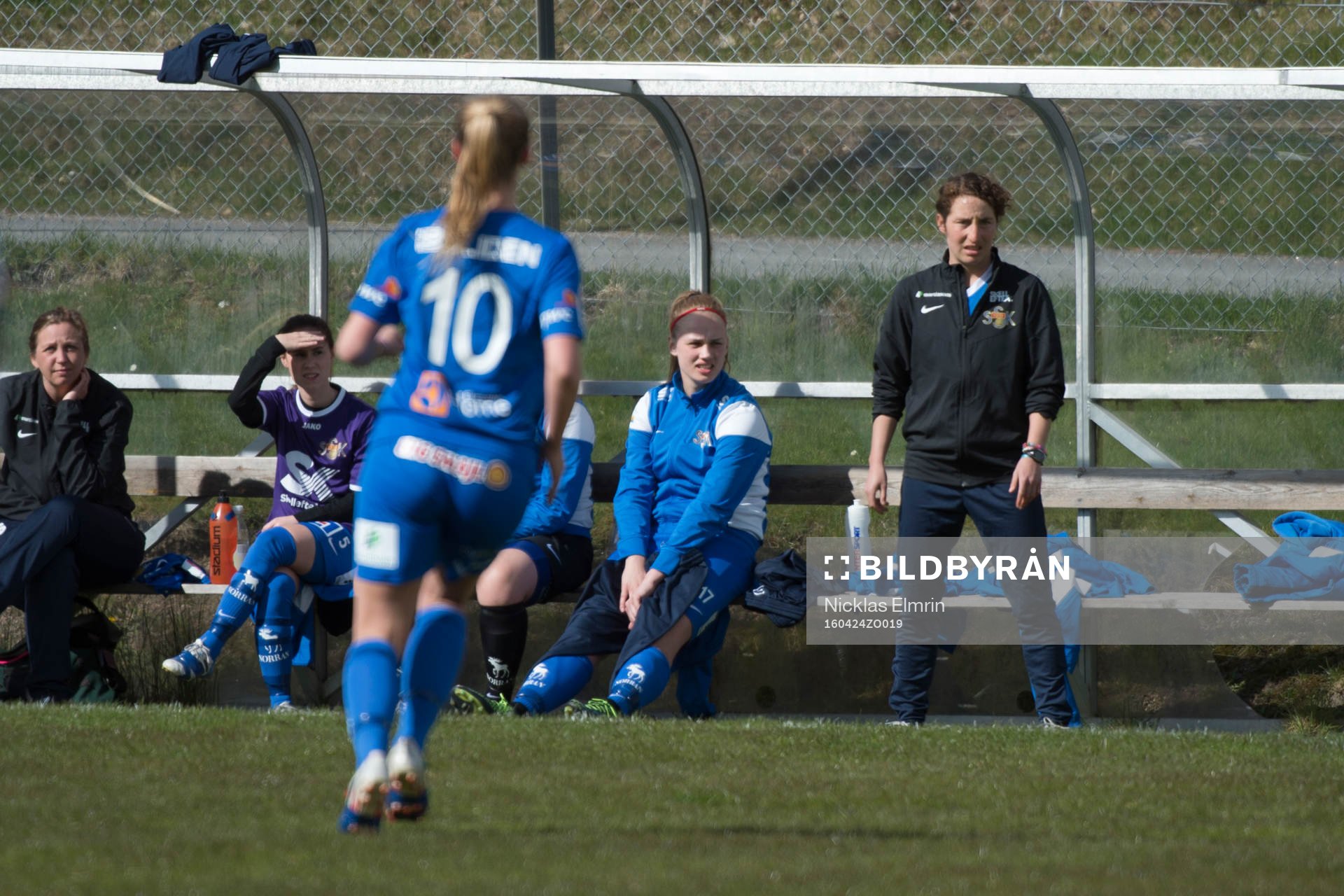 Sunnanås tränare Jackie Bachteler fotbollsmatchen i