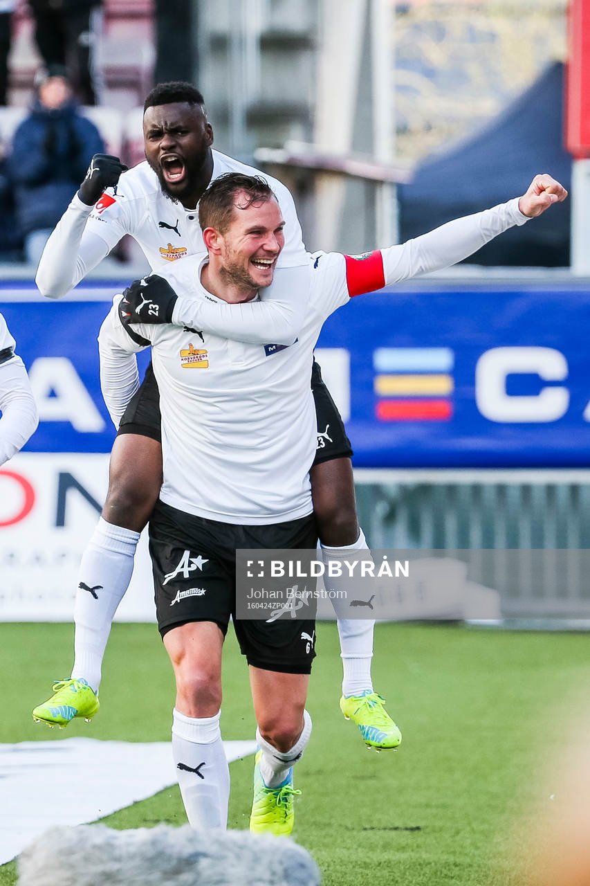 Örebros Samuel Mensiro jublar