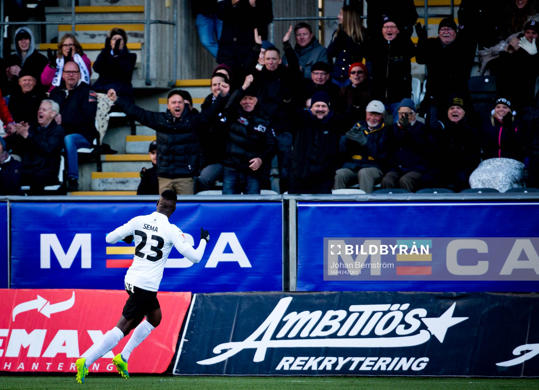 Örebros Maic Sema gör 3-2 och jublar framför hemmapubliken under fotbollsmatchen i Allsvenskan mellan Örebro och IFK Göteborg den 24 april 2016 i Örebro.
