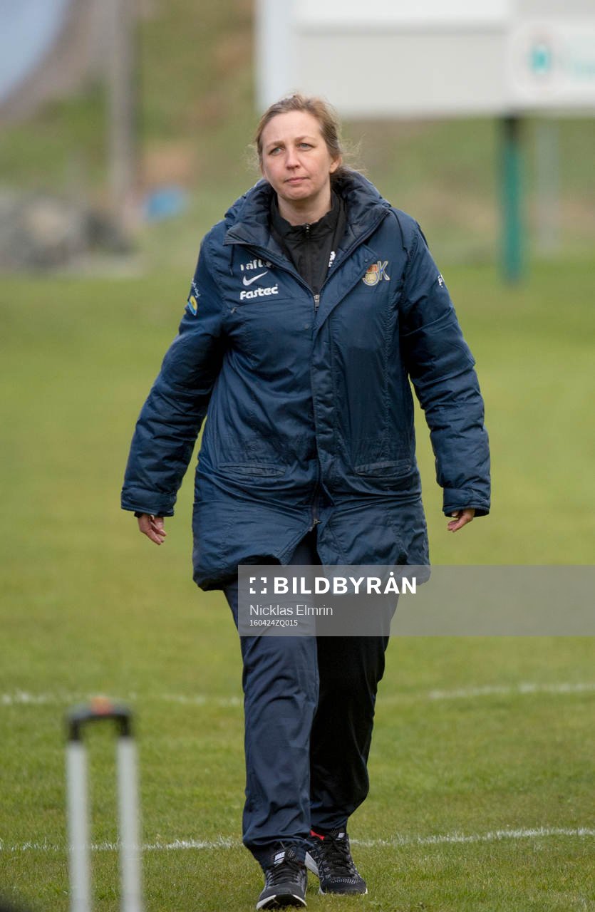 Sunnanås ass tränare Alexandra Nilsson fotbollsmatchen i