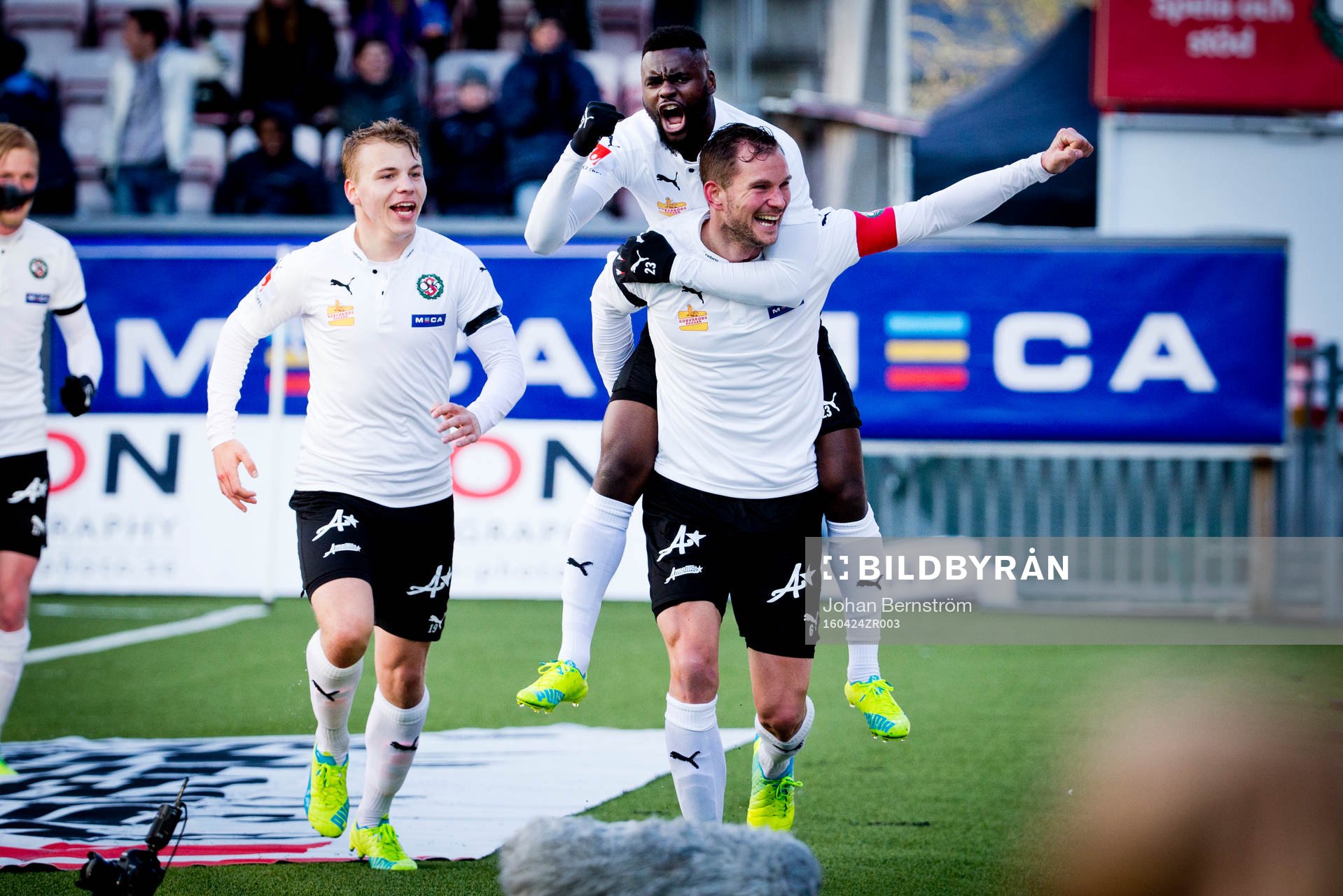 Örebros Maic Sema gör 3-2 och jublar med Robert Åhman Persson under fotbollsmatchen i Allsvenskan mellan Örebro och IFK Göteborg den 24 april 2016 i Örebro.