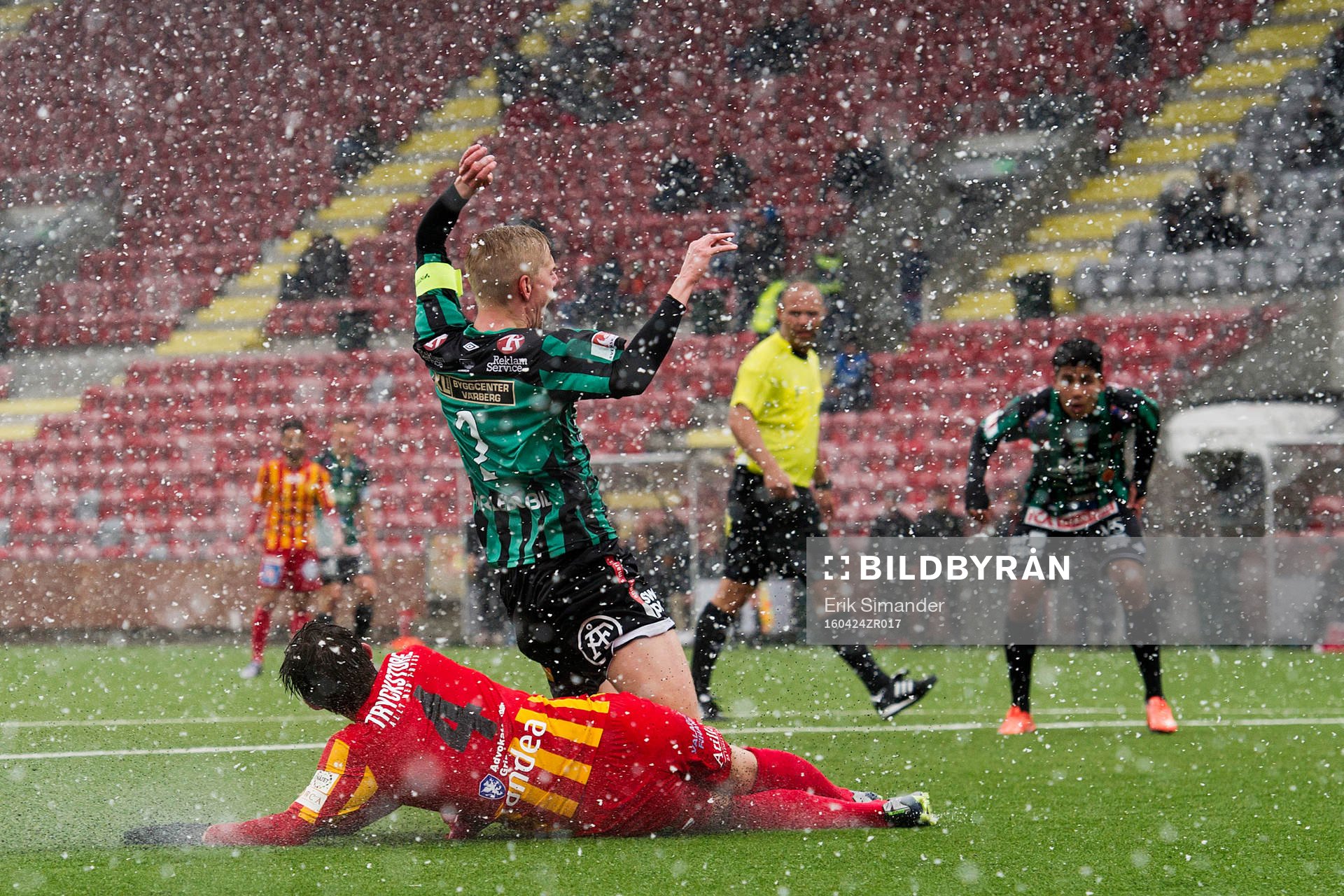 Varbergs Erik Lund tacklas av Syrianskas Robin Book