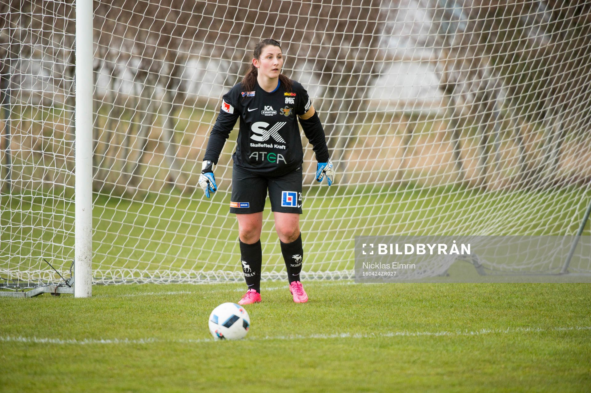 Sunnanås målvakt Lovisa Koss  fotbollsmatchen i Elitettan mellan Hovås Billdal och Sunnanå den 24 april 2016 i Hovås.