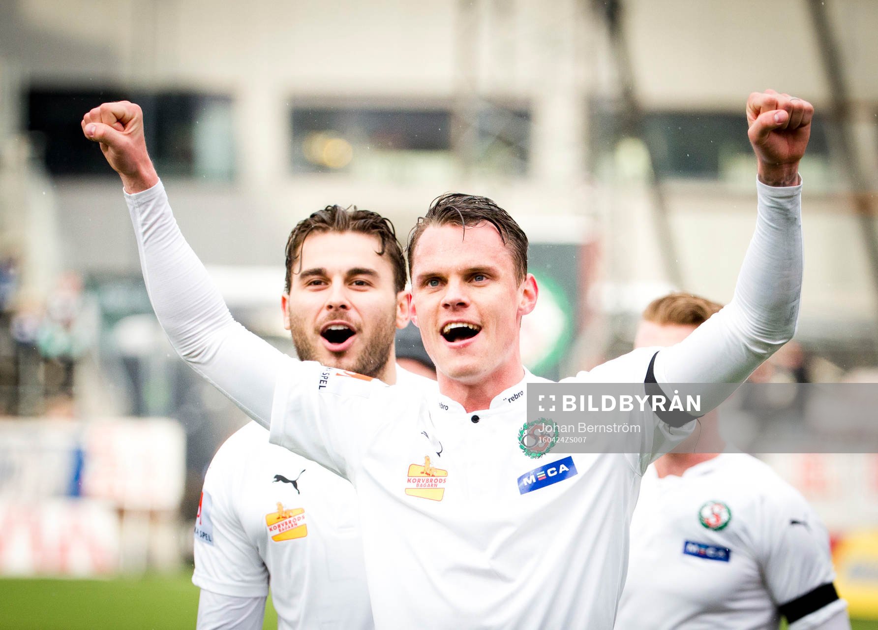 Örebros Astrit Ajdarevic och Erik Moberg jublar framför