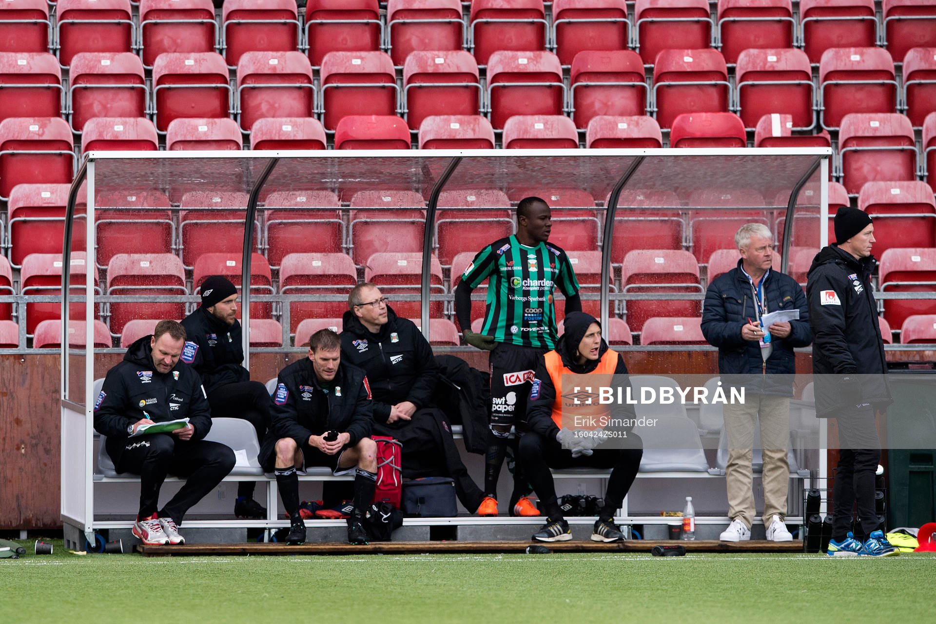 Varbergs bänk under fotbollsmatchen i Superettan mellan Syrianska och Varberg den 24 april i Södertälje.