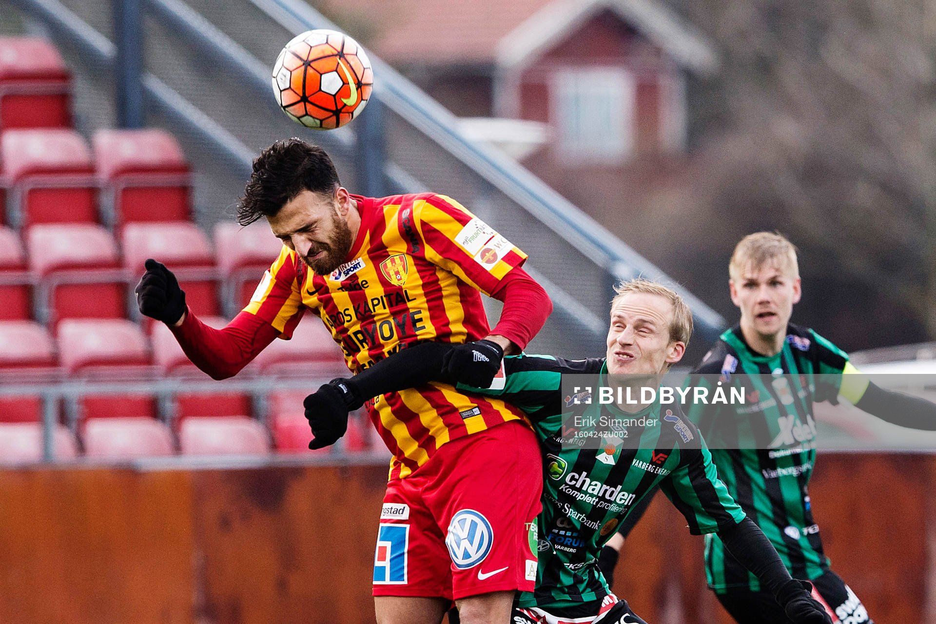 Syrianskas Bachir Katourgi och Varbergs Pär Asp i en
