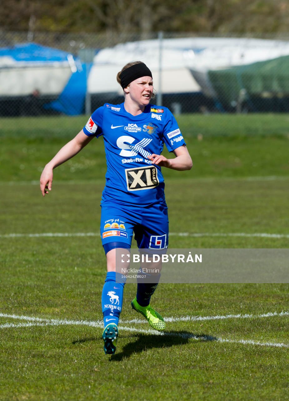 Sunnanås Lina Finnholm fotbollsmatchen i Elitettan mellan Hovås Billdal och Sunnanå den 24 april 2016 i Hovås.