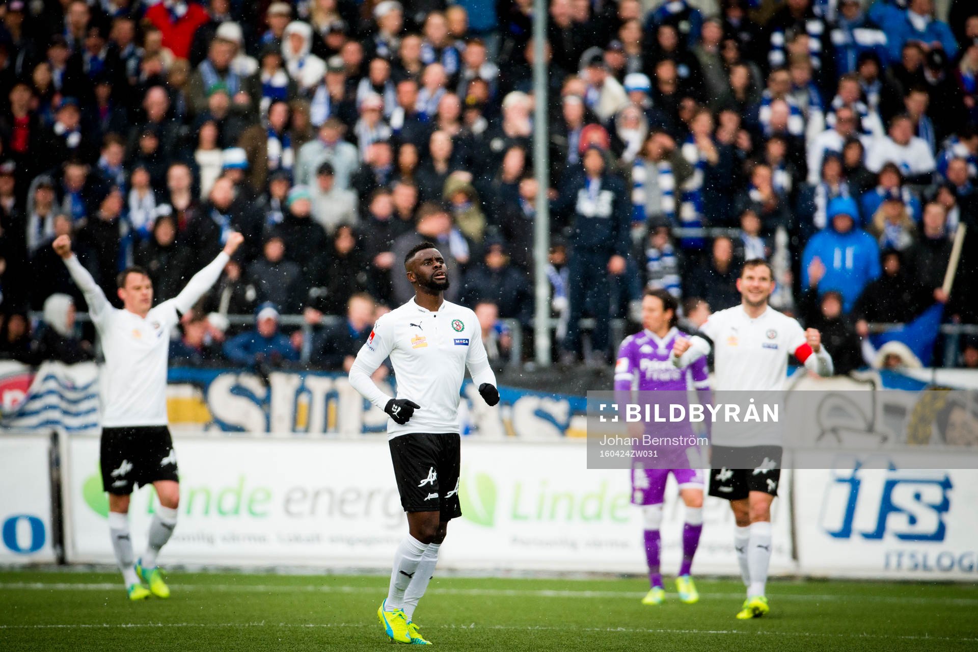 Jubel hos Örebros Erik Moberg, Maic Sema och Robert Åhman