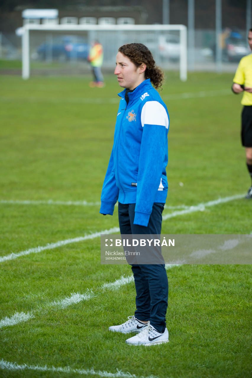 Sunnanås tränare Jackie Bachteler fotbollsmatchen i
