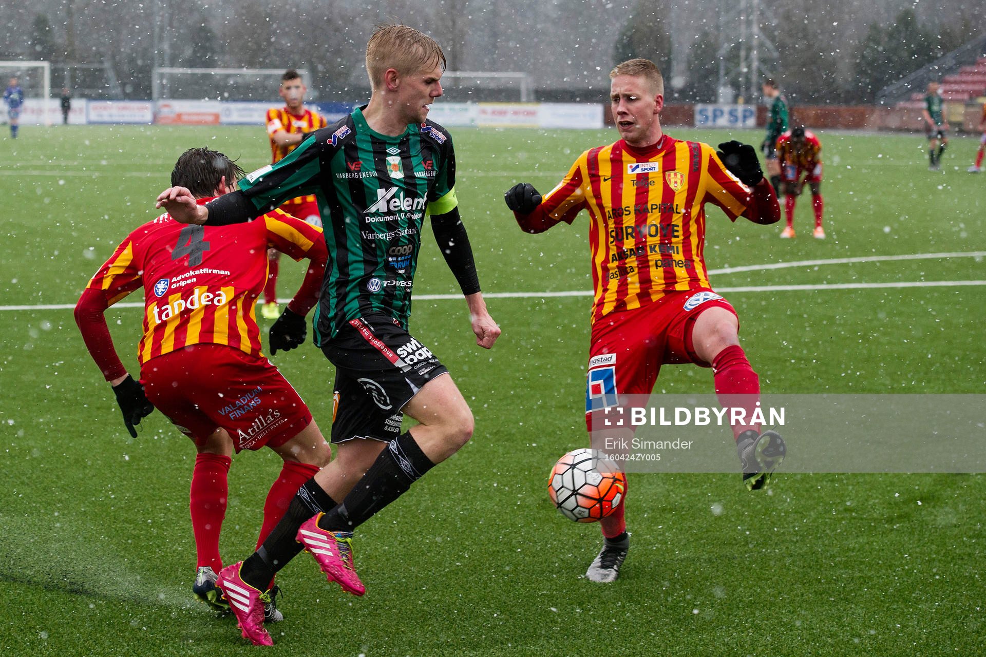 Varbergs Erik Lund stoppas av Syrianskas Robin Book och