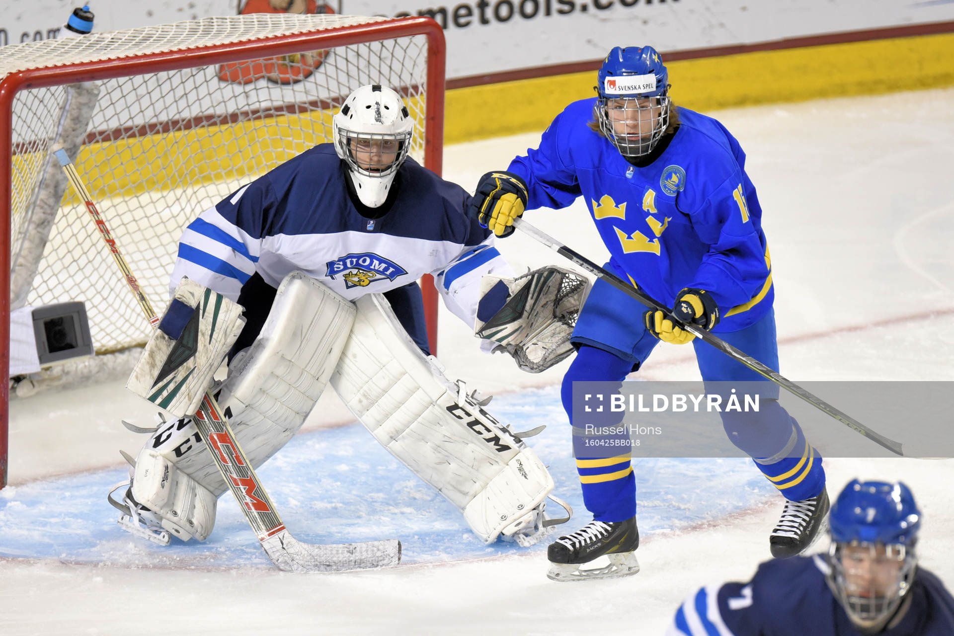 Finlands målvakt Pekka Ukko Luukkonen och Sveriges Rickard