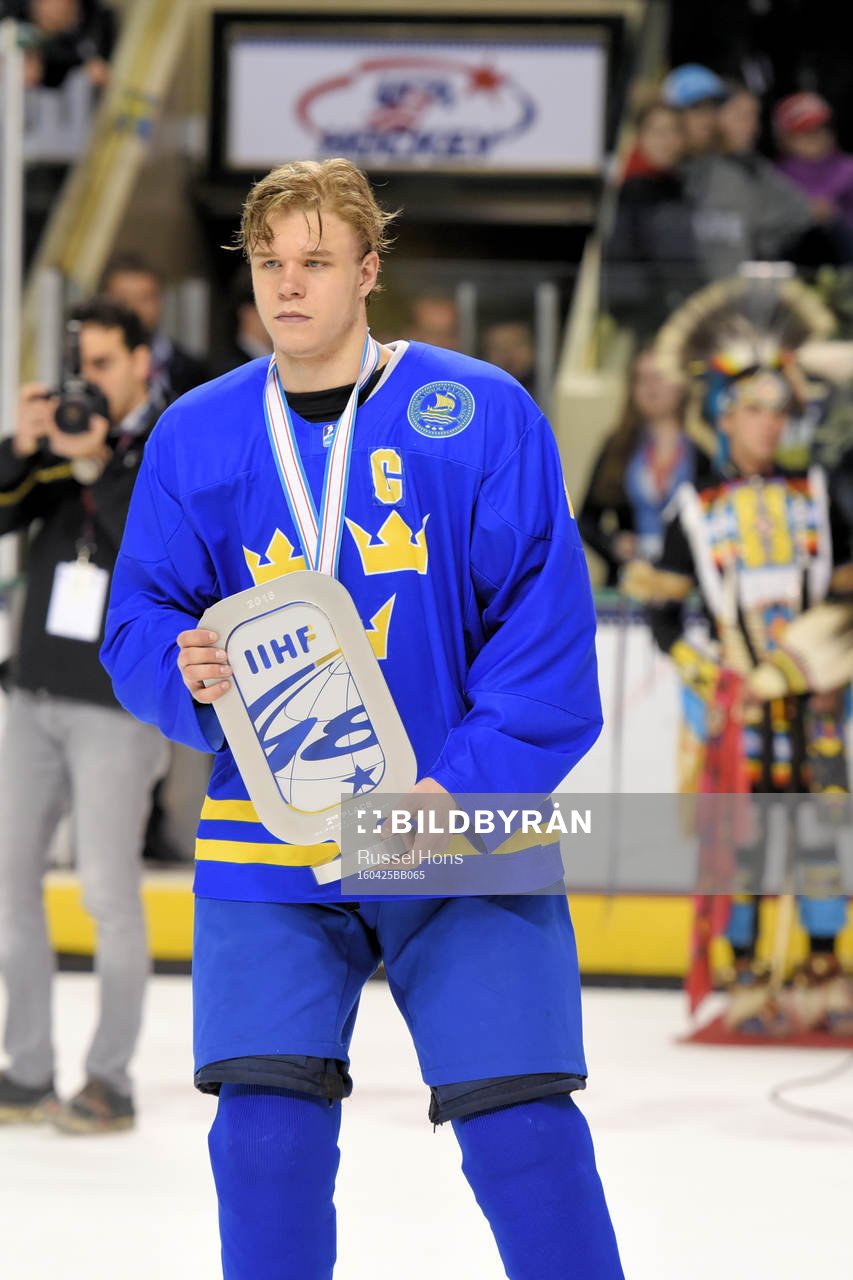 Sveriges lagkapten Jacob cederholm med silverpokalen i